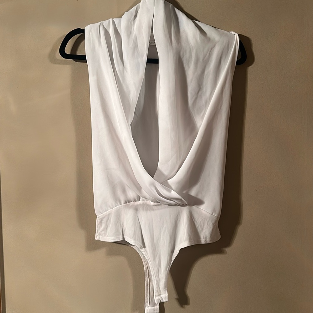 Fashion vitamin bodysuit
Size small 
Worn once 
Stain by snap